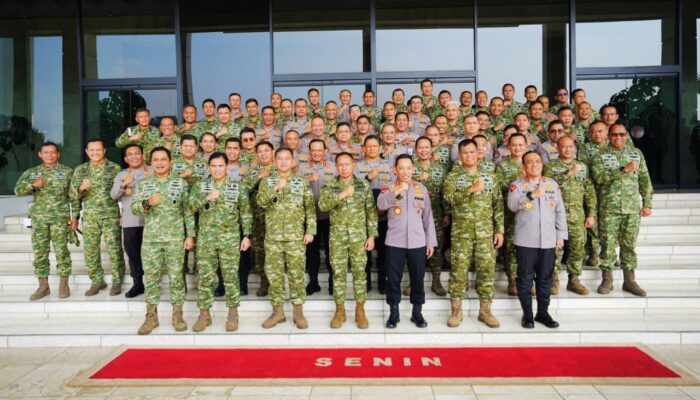Kapolri Perkuat Soliditas TNI-Polri Lewat Silaturahmi dengan Panglima TNI di Mabes TNI