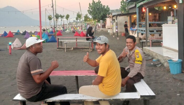 Bhabinkamtibmas Polres Bima Kota Sambangi Pelaku Usaha dan Pengunjung Pantai Sangiang, Sampaikan Pesan Kamtibmas