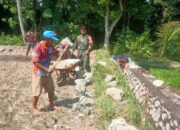 Babinsa Peteluan Indah Pastikan Talut Irigasi Tepat Sasaran
