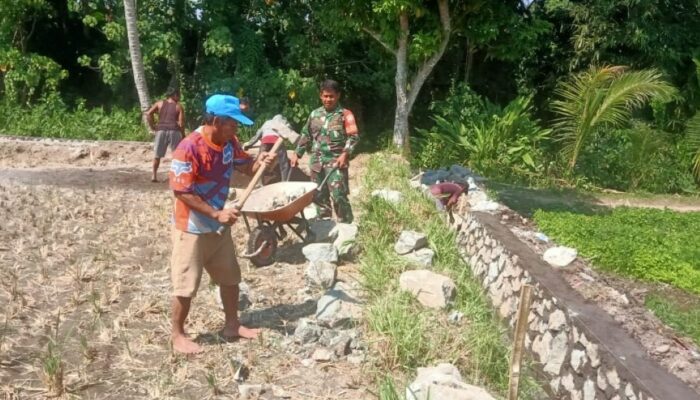 Babinsa Peteluan Indah Pastikan Talut Irigasi Tepat Sasaran