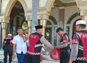Aksi Jumat Berkah Sat Samapta Polres Lombok Barat Pererat Silaturahmi dengan Warga Labuapi