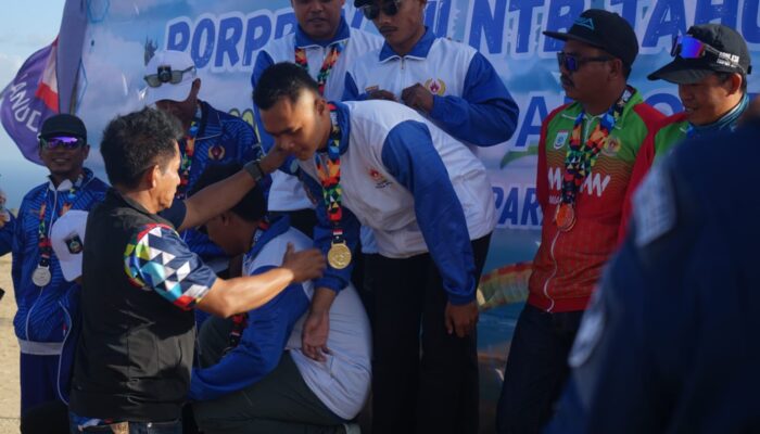 Personel Ditpolairud Polda NTB Raih Medali Emas pada Porprov NTB 2026 Cabang Olahraga Aerosport Disiplin Paralayang