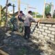 Sinergitas TNI–Polri dan Masyarakat, Bhabinkamtibmas Desa Kampasi Meci Gotong Royong Bangun Rumah RTLH Program TMMD Ke-129