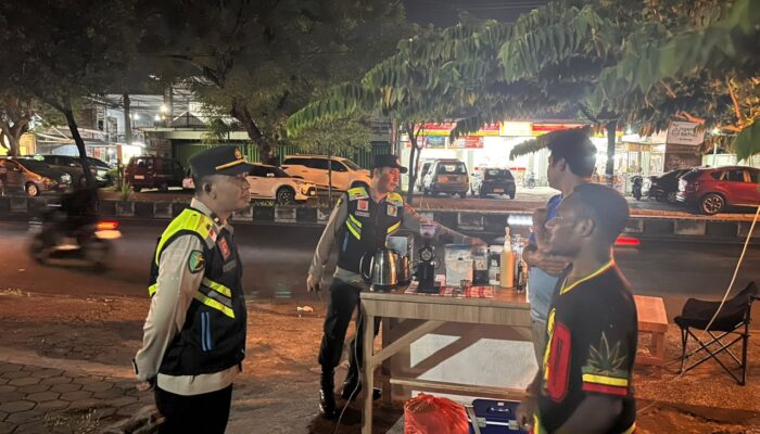 Biddokkes Polda NTB Perkuat Patroli Malam Minggu, Sapa UMKM dan Jaga Kamtibmas di Kota Mataram
