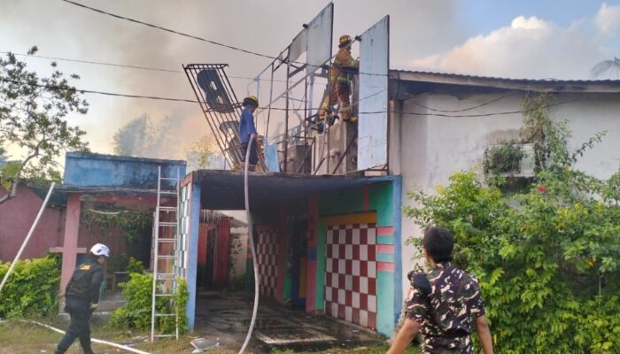 Babinsa Pantau Kebakaran Bangunan Bekas Cafe Blue Safir