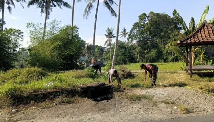 Gotong Royong Babinsa Dopang Wujudkan Lingkungan Bersih dan Sehat