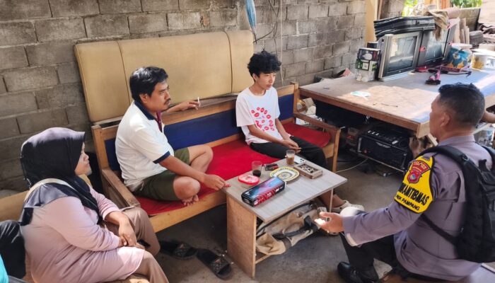 Bhabinkamtibmas Desa Padamara Laksanakan Door to Door System, Edukasi Warga tentang Kamtibmas dan Pelayanan Kepolisian