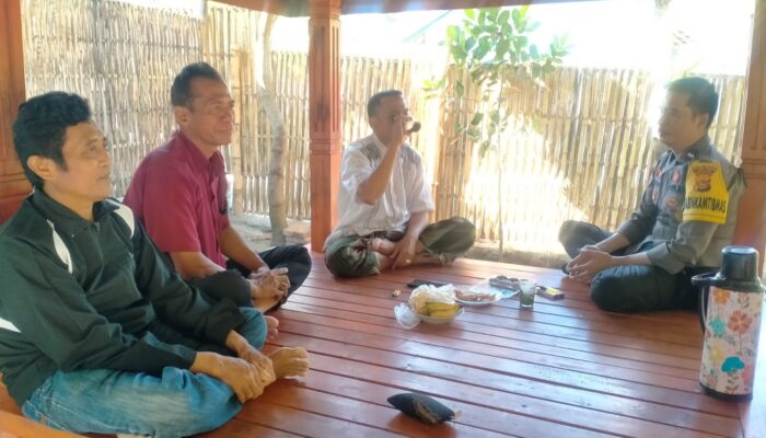 Bhabinkamtibmas Desa Semaya Bersama Kades Silaturahmi dengan Warga, Ajak Jaga Kamtibmas