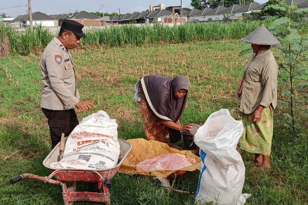 Dorong Kemandirian Pangan di Lombok Barat, Bhabinkamtibmas Karang Bongkot Sambangi Warga