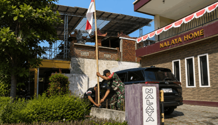 Sambut HUT RI, Babinsa Ajak Warga Kibarkan Merah Putih