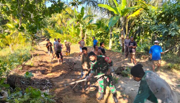 Gotong Royong Babinsa dan Warga Longserang, Lebarkan Jalan Buka Harapan