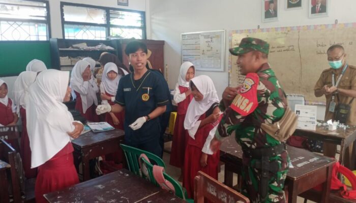 Babinsa Mekarsari Dampingi Cek Kesehatan dan Imunisasi di Sekolah