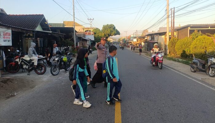 Hadir Berikan Rasa Aman dan Lancarkan Arus Lalu Lintas, Polsek Buer Gelar Strong Point di Depan SDN Perenang