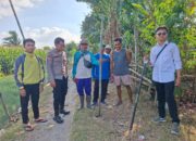 BHABINKAMTIBMAS POLSEK KEMPO DAMPINGI PENGUKURAN ULANG BATAS TANAH, CEGAH POTENSI PERSELISIHAN WARGA