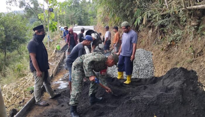 Babinsa Labuan Tereng Hadir Bangun Jalan Demi Kemajuan Desa