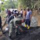Babinsa Labuan Tereng Hadir Bangun Jalan Demi Kemajuan Desa