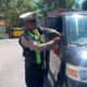 Tumbuhkan Rasa Nasionalisme di HUT Kemerdekaan RI Ke-81, Satlantas Polres Bima Kabupaten Pasang Bendera Merah Putih Bagi Pengendara