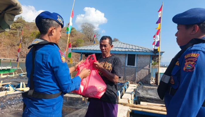 Polri Peduli Masyarakat Pesisir, Sat Polairud Polres Bima Kota Bagikan Sembako di Teluk Bima