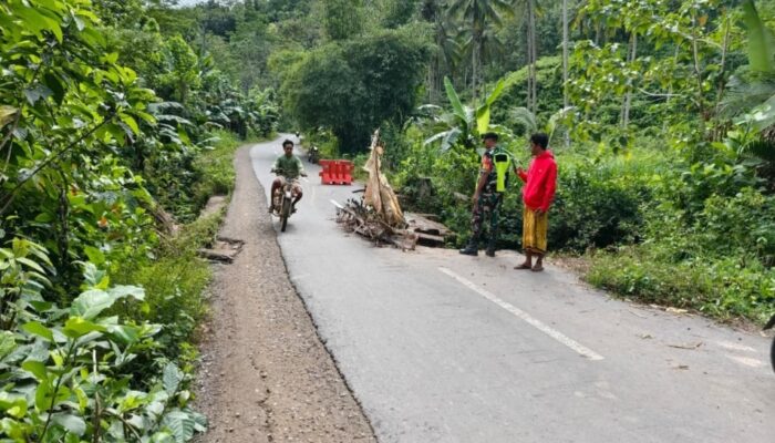 Cegah Kecelakaan, Babinsa Pasang Rambu di Jalan Amblas