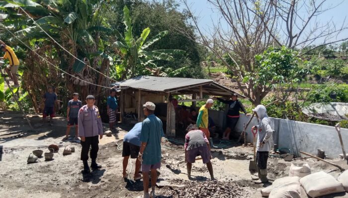 Wujud Kepedulian Polri, Bhabinkamtibmas Desa Wora Ikut Cor Tiang Masjid
