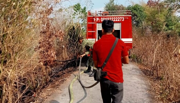 Kebakaran Lahan Kebun, Babinsa Ingatkan Warga Waspada