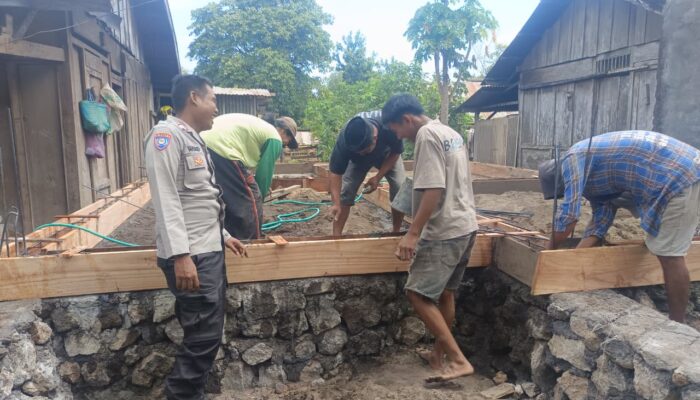 Bhabinkamtibmas Desa Sorinomo Pantau Gotong Royong Warga, Perkuat Semangat Kebersamaan