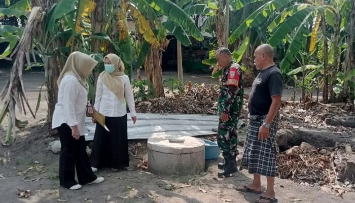 Jaga Kebersihan, Babinsa Dampingi Pembuatan Bak Sampah