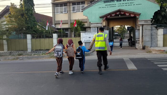 Bhabinkamtibmas Apitaik Gelar Strong Point Pagi, Bantu Siswa Menyeberang dan Imbau Pengendara Utamakan Keselamatan