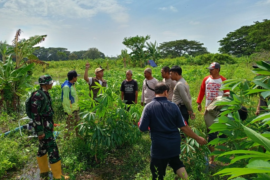 Bantu Ekonomi Warga, Polsek Batulayar Dorong Optimalisasi Lahan Pertanian Lokal