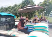 Kepolisian Resor (Polres) Lombok Barat melalui Satuan Reserse Kriminal (Satreskrim) mengerahkan Tim Satuan Tugas Reserse (Satgasres) Sapu Bersih (Saber) Pelanggaran Harga, Keamanan, dan Mutu Pangan untuk memantau stabilitas harga bahan pokok penting (bapokting) di Pasar Tradisional Gerung, Kabupaten Lombok Barat, pada Selasa, 8 September 2026. Kegiatan inspeksi mendadak yang dimulai pukul 10.00 Wita ini dilakukan guna memastikan kepatuhan para pedagang terhadap ketentuan Harga Eceran Tertinggi (HET) serta Harga Acuan Penjualan (HAP) yang telah ditetapkan oleh pemerintah. Dasar Hukum dan Pelaksanaan Pengawasan Operasi pemantauan harga pasar ini berlandaskan pada Surat Keputusan Kepala Badan Pangan Nasional (SK Kabapanas) Nomor 97/TS.02.02/K/01/2026 tentang Tim Sapu Bersih Pelanggaran Harga, Keamanan, dan Mutu Pangan Tahun 2026. Dalam pelaksanaannya, anggota Satgasres menyambangi sejumlah kios pedagang eceran di kompleks Pasar Tradisional Gerung, di antaranya Toko Ibu Huriah, Toko Ibu Erel, Toko Ibu Sum, Toko Ibu Ning, Toko Ibu Hadijah, dan Toko Pak Mar. Pengecekan ini difokuskan untuk mengantisipasi potensi lonjakan harga yang tidak wajar serta menjaga kepastian mutu komoditas pangan yang dikonsumsi masyarakat sehari-hari di wilayah hukum Polda Nusa Tenggara Barat (NTB). Rincian Temuan Harga Bahan Pokok di Lapangan Berdasarkan hasil pemantauan langsung di enam titik toko tradisional tersebut, mayoritas komoditas pangan terpantau berada dalam kondisi stabil, bahkan beberapa di antaranya dijual di bawah ketentuan HET maupun HAP. Beras premium tercatat dijual seharga Rp14.500 per kilogram (di bawah HET), sementara beras medium dibanderol Rp13.500 per kilogram (sesuai HET). Untuk komoditas bumbu dapur, bawang merah dan bawang putih sama-sama dijual seharga Rp35.000 per kilogram, yang berada di bawah HAP. Namun, anomali harga ditemukan pada komoditas cabai rawit merah yang melonjak hingga mencapai Rp95.000 per kilogram, berada di atas ketentuan HAP. Sementara itu, cabai merah keriting masih stabil di angka Rp35.000 per kilogram atau di bawah HAP. Komoditas gula pasir, baik curah maupun kemasan, terpantau seragam dijual seharga Rp17.500 per kilogram, yang telah sesuai dengan HAP. Stabilitas harga juga terlihat pada produk protein hewani, di mana daging sapi paha belakang dijual Rp138.000 per kilogram dan paha depan Rp135.000 per kilogram (sesuai HAP). Telur ayam ras dijual Rp29.500 per kilogram (di bawah HAP), daging ayam ras Rp42.000 per kilogram (sesuai HAP), serta minyak goreng rakyat merek Minyakita stabil di harga Rp15.700 per kilogram sesuai HAP. Komitmen Pengawasan Berkelanjutan Kasat Reskrim Polres Lombok Barat, AKP Heddy Permana Putra, S.Tr.K., S.I.K., menegaskan bahwa kegiatan pengawasan ini akan terus dilakukan secara berkala di berbagai pasar tradisional lainnya di wilayah Kabupaten Lombok Barat. Langkah preventif ini diambil demi melindungi hak-hak konsumen serta menjaga iklim perdagangan yang sehat dan transparan di tengah masyarakat. “Hasil pengecekan hari ini menunjukkan bahwa sebagian besar bahan pokok penting di Pasar Tradisional Gerung masih stabil dan sesuai dengan HET maupun HAP yang berlaku. Namun, kami mencatat adanya komoditas seperti cabai rawit merah yang harganya berada di atas HAP. Tim Satgasres akan terus memantau pergerakan harga ini secara intensif untuk mengantisipasi gejolak lebih lanjut di pasaran,” ujar AKP Heddy Permana Putra saat memberikan keterangan terkait hasil sidak tersebut. Pihak kepolisian mengimbau para pedagang agar tetap mematuhi ketentuan harga yang berlaku dan tidak melakukan spekulasi harga yang dapat merugikan masyarakat luas. Satgasres Saber Pangan Polres Lombok Barat juga membuka ruang koordinasi dengan instansi terkait guna mengambil langkah antisipatif apabila ditemukan pelanggaran distribusi maupun lonjakan harga yang signifikan kedepannya.