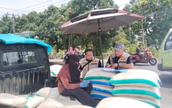 Kepolisian Resor (Polres) Lombok Barat melalui Satuan Reserse Kriminal (Satreskrim) mengerahkan Tim Satuan Tugas Reserse (Satgasres) Sapu Bersih (Saber) Pelanggaran Harga, Keamanan, dan Mutu Pangan untuk memantau stabilitas harga bahan pokok penting (bapokting) di Pasar Tradisional Gerung, Kabupaten Lombok Barat, pada Selasa, 8 September 2026. Kegiatan inspeksi mendadak yang dimulai pukul 10.00 Wita ini dilakukan guna memastikan kepatuhan para pedagang terhadap ketentuan Harga Eceran Tertinggi (HET) serta Harga Acuan Penjualan (HAP) yang telah ditetapkan oleh pemerintah. Dasar Hukum dan Pelaksanaan Pengawasan Operasi pemantauan harga pasar ini berlandaskan pada Surat Keputusan Kepala Badan Pangan Nasional (SK Kabapanas) Nomor 97/TS.02.02/K/01/2026 tentang Tim Sapu Bersih Pelanggaran Harga, Keamanan, dan Mutu Pangan Tahun 2026. Dalam pelaksanaannya, anggota Satgasres menyambangi sejumlah kios pedagang eceran di kompleks Pasar Tradisional Gerung, di antaranya Toko Ibu Huriah, Toko Ibu Erel, Toko Ibu Sum, Toko Ibu Ning, Toko Ibu Hadijah, dan Toko Pak Mar. Pengecekan ini difokuskan untuk mengantisipasi potensi lonjakan harga yang tidak wajar serta menjaga kepastian mutu komoditas pangan yang dikonsumsi masyarakat sehari-hari di wilayah hukum Polda Nusa Tenggara Barat (NTB). Rincian Temuan Harga Bahan Pokok di Lapangan Berdasarkan hasil pemantauan langsung di enam titik toko tradisional tersebut, mayoritas komoditas pangan terpantau berada dalam kondisi stabil, bahkan beberapa di antaranya dijual di bawah ketentuan HET maupun HAP. Beras premium tercatat dijual seharga Rp14.500 per kilogram (di bawah HET), sementara beras medium dibanderol Rp13.500 per kilogram (sesuai HET). Untuk komoditas bumbu dapur, bawang merah dan bawang putih sama-sama dijual seharga Rp35.000 per kilogram, yang berada di bawah HAP. Namun, anomali harga ditemukan pada komoditas cabai rawit merah yang melonjak hingga mencapai Rp95.000 per kilogram, berada di atas ketentuan HAP. Sementara itu, cabai merah keriting masih stabil di angka Rp35.000 per kilogram atau di bawah HAP. Komoditas gula pasir, baik curah maupun kemasan, terpantau seragam dijual seharga Rp17.500 per kilogram, yang telah sesuai dengan HAP. Stabilitas harga juga terlihat pada produk protein hewani, di mana daging sapi paha belakang dijual Rp138.000 per kilogram dan paha depan Rp135.000 per kilogram (sesuai HAP). Telur ayam ras dijual Rp29.500 per kilogram (di bawah HAP), daging ayam ras Rp42.000 per kilogram (sesuai HAP), serta minyak goreng rakyat merek Minyakita stabil di harga Rp15.700 per kilogram sesuai HAP. Komitmen Pengawasan Berkelanjutan Kasat Reskrim Polres Lombok Barat, AKP Heddy Permana Putra, S.Tr.K., S.I.K., menegaskan bahwa kegiatan pengawasan ini akan terus dilakukan secara berkala di berbagai pasar tradisional lainnya di wilayah Kabupaten Lombok Barat. Langkah preventif ini diambil demi melindungi hak-hak konsumen serta menjaga iklim perdagangan yang sehat dan transparan di tengah masyarakat. “Hasil pengecekan hari ini menunjukkan bahwa sebagian besar bahan pokok penting di Pasar Tradisional Gerung masih stabil dan sesuai dengan HET maupun HAP yang berlaku. Namun, kami mencatat adanya komoditas seperti cabai rawit merah yang harganya berada di atas HAP. Tim Satgasres akan terus memantau pergerakan harga ini secara intensif untuk mengantisipasi gejolak lebih lanjut di pasaran,” ujar AKP Heddy Permana Putra saat memberikan keterangan terkait hasil sidak tersebut. Pihak kepolisian mengimbau para pedagang agar tetap mematuhi ketentuan harga yang berlaku dan tidak melakukan spekulasi harga yang dapat merugikan masyarakat luas. Satgasres Saber Pangan Polres Lombok Barat juga membuka ruang koordinasi dengan instansi terkait guna mengambil langkah antisipatif apabila ditemukan pelanggaran distribusi maupun lonjakan harga yang signifikan kedepannya.