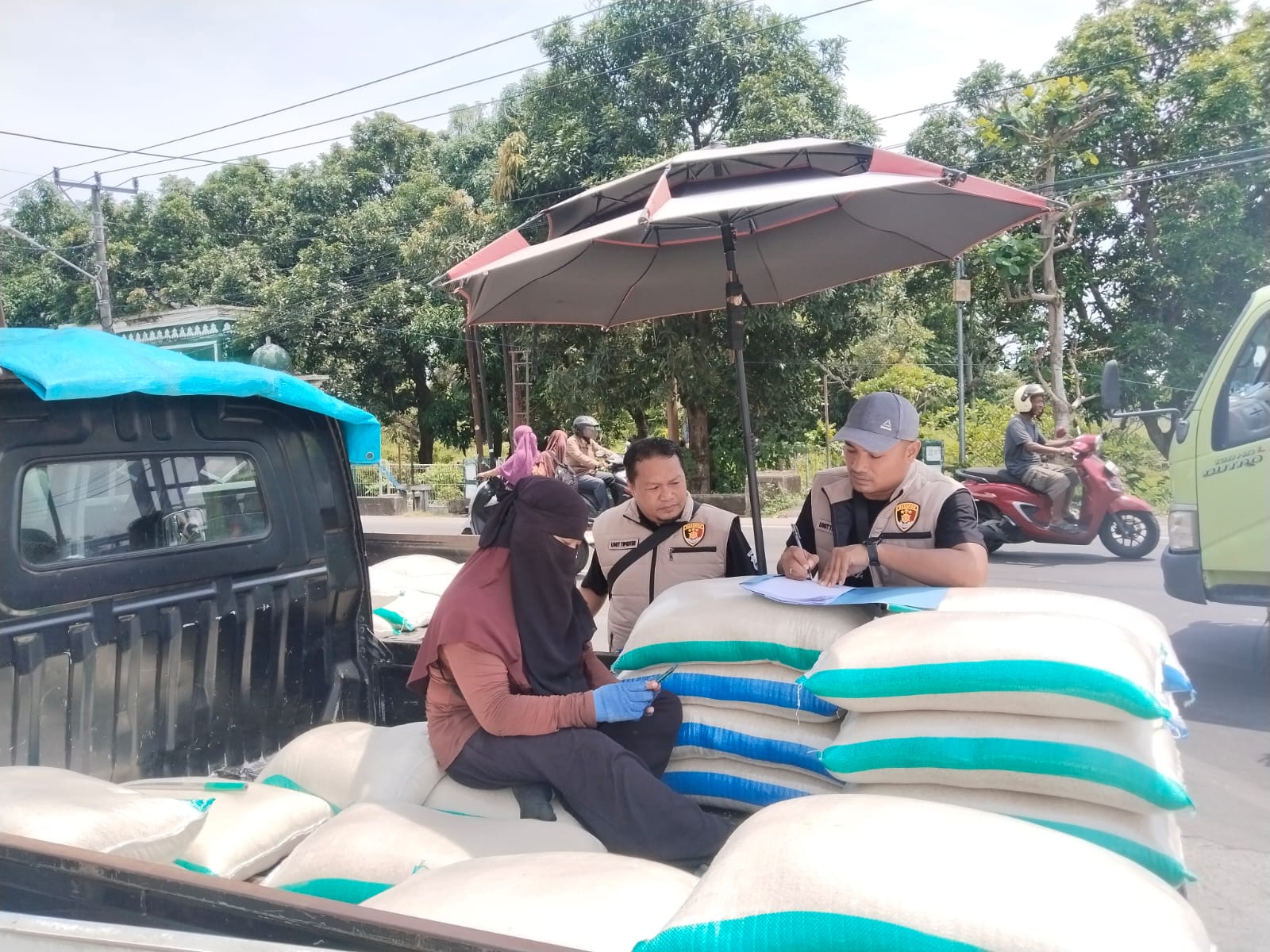 Kepolisian Resor (Polres) Lombok Barat melalui Satuan Reserse Kriminal (Satreskrim) mengerahkan Tim Satuan Tugas Reserse (Satgasres) Sapu Bersih (Saber) Pelanggaran Harga, Keamanan, dan Mutu Pangan untuk memantau stabilitas harga bahan pokok penting (bapokting) di Pasar Tradisional Gerung, Kabupaten Lombok Barat, pada Selasa, 8 September 2026. Kegiatan inspeksi mendadak yang dimulai pukul 10.00 Wita ini dilakukan guna memastikan kepatuhan para pedagang terhadap ketentuan Harga Eceran Tertinggi (HET) serta Harga Acuan Penjualan (HAP) yang telah ditetapkan oleh pemerintah. Dasar Hukum dan Pelaksanaan Pengawasan Operasi pemantauan harga pasar ini berlandaskan pada Surat Keputusan Kepala Badan Pangan Nasional (SK Kabapanas) Nomor 97/TS.02.02/K/01/2026 tentang Tim Sapu Bersih Pelanggaran Harga, Keamanan, dan Mutu Pangan Tahun 2026. Dalam pelaksanaannya, anggota Satgasres menyambangi sejumlah kios pedagang eceran di kompleks Pasar Tradisional Gerung, di antaranya Toko Ibu Huriah, Toko Ibu Erel, Toko Ibu Sum, Toko Ibu Ning, Toko Ibu Hadijah, dan Toko Pak Mar. Pengecekan ini difokuskan untuk mengantisipasi potensi lonjakan harga yang tidak wajar serta menjaga kepastian mutu komoditas pangan yang dikonsumsi masyarakat sehari-hari di wilayah hukum Polda Nusa Tenggara Barat (NTB). Rincian Temuan Harga Bahan Pokok di Lapangan Berdasarkan hasil pemantauan langsung di enam titik toko tradisional tersebut, mayoritas komoditas pangan terpantau berada dalam kondisi stabil, bahkan beberapa di antaranya dijual di bawah ketentuan HET maupun HAP. Beras premium tercatat dijual seharga Rp14.500 per kilogram (di bawah HET), sementara beras medium dibanderol Rp13.500 per kilogram (sesuai HET). Untuk komoditas bumbu dapur, bawang merah dan bawang putih sama-sama dijual seharga Rp35.000 per kilogram, yang berada di bawah HAP. Namun, anomali harga ditemukan pada komoditas cabai rawit merah yang melonjak hingga mencapai Rp95.000 per kilogram, berada di atas ketentuan HAP. Sementara itu, cabai merah keriting masih stabil di angka Rp35.000 per kilogram atau di bawah HAP. Komoditas gula pasir, baik curah maupun kemasan, terpantau seragam dijual seharga Rp17.500 per kilogram, yang telah sesuai dengan HAP. Stabilitas harga juga terlihat pada produk protein hewani, di mana daging sapi paha belakang dijual Rp138.000 per kilogram dan paha depan Rp135.000 per kilogram (sesuai HAP). Telur ayam ras dijual Rp29.500 per kilogram (di bawah HAP), daging ayam ras Rp42.000 per kilogram (sesuai HAP), serta minyak goreng rakyat merek Minyakita stabil di harga Rp15.700 per kilogram sesuai HAP. Komitmen Pengawasan Berkelanjutan Kasat Reskrim Polres Lombok Barat, AKP Heddy Permana Putra, S.Tr.K., S.I.K., menegaskan bahwa kegiatan pengawasan ini akan terus dilakukan secara berkala di berbagai pasar tradisional lainnya di wilayah Kabupaten Lombok Barat. Langkah preventif ini diambil demi melindungi hak-hak konsumen serta menjaga iklim perdagangan yang sehat dan transparan di tengah masyarakat. “Hasil pengecekan hari ini menunjukkan bahwa sebagian besar bahan pokok penting di Pasar Tradisional Gerung masih stabil dan sesuai dengan HET maupun HAP yang berlaku. Namun, kami mencatat adanya komoditas seperti cabai rawit merah yang harganya berada di atas HAP. Tim Satgasres akan terus memantau pergerakan harga ini secara intensif untuk mengantisipasi gejolak lebih lanjut di pasaran,” ujar AKP Heddy Permana Putra saat memberikan keterangan terkait hasil sidak tersebut. Pihak kepolisian mengimbau para pedagang agar tetap mematuhi ketentuan harga yang berlaku dan tidak melakukan spekulasi harga yang dapat merugikan masyarakat luas. Satgasres Saber Pangan Polres Lombok Barat juga membuka ruang koordinasi dengan instansi terkait guna mengambil langkah antisipatif apabila ditemukan pelanggaran distribusi maupun lonjakan harga yang signifikan kedepannya.