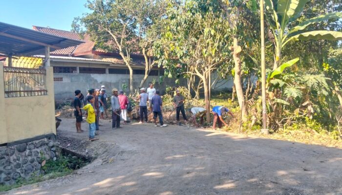 Gotong Royong Babinsa Bantu Warga Perluas Ruas Jalan