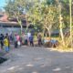 Gotong Royong Babinsa Bantu Warga Perluas Ruas Jalan