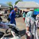 SAT POLAIRUD POLRES DOMPU HADIR DI PESISIR DAN PELABUHAN, IMBAU ORANG TUA AWASI ANAK SAAT BERMAIN DI PANTAI