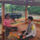 BHABINKAMTIBMAS DESA SONGGAJAH SAMBANGI WARGA, AJAK MANFAATKAN PEKARANGAN UNTUK KETAHANAN PANGAN KELUARGA