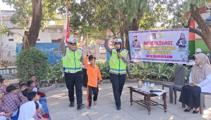 Police Goes To School, Sat Lantas Polres Bima Kota Edukasi Pelajar SDN 16 tentang Keselamatan Berlalu Lintas