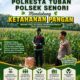 Anggota Bhabinkamtibmas Polsek Senori Polresta Tuban Membantu Proses Pemupukan Jagung Warga Desa Jatisari