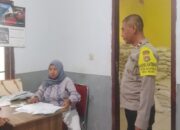 Bhabinkamtibmas Polsek Madapangga, Kawal Penyaluran Bantuan Beras di Desa Dena