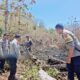 Sigap Tangani Karhutla di Labuhan Alas, Personel Polsek Alas Bersama Damkar dan Warga Padamkan Lahan Kosong