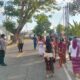 Amankan Tradisi Nyongkolan Beriring Musik Kecimol, Bhabinkamtibmas Labuhan Burung Jamin Kelancaran Lalu Lintas