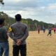 Bhabinkamtibmas Polsek Batu Lanteh Amankan Pertandingan Sepak Bola Mini Bupati Cup 2026 di Desa Batu Dulang