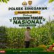 Anggota Polsek Singgahan Polresta Tuban Turun Cek Tanaman jagung Warga di Desa Tingkis
