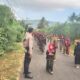 Bhabinkamtibmas Polsek Pekat Amankan Tradisi Nyongkolan, Arus Lalu Lintas Tetap Lancar