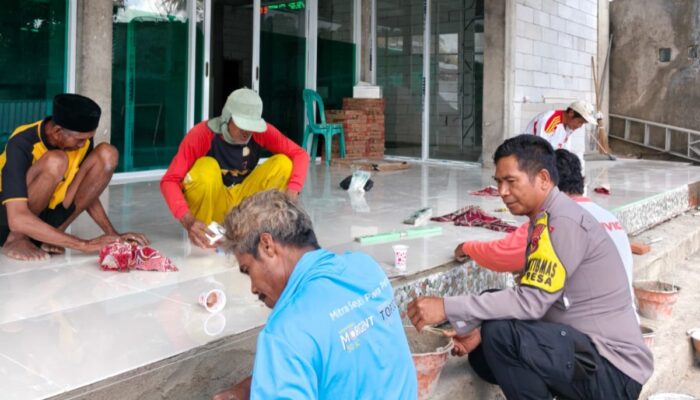 Bhabinkamtibmas Polsek Wawo Sambangi Warga Dan Ikut Gotong Royong Di Masjid Baitul Makmur
