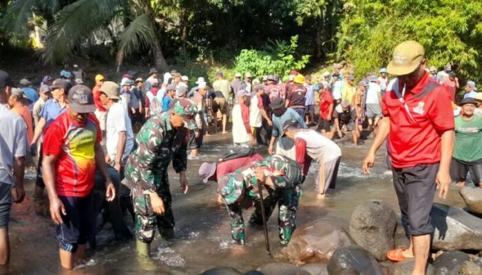 Gotong Royong Bendungan Pekatan Jaga Kelancaran Air Pertanian