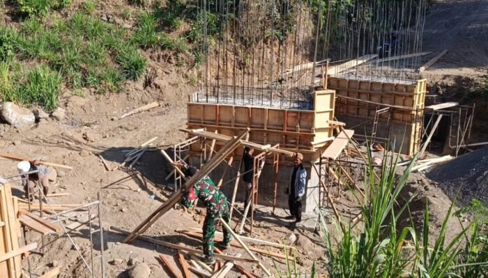 TNI dan Warga Bangun Jembatan, Ekonomi Semakin Lancar