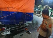 Respon Cepat Laporan Warga, Polsek Sape Evakuasi Lakalantas Pemotor dan Truk