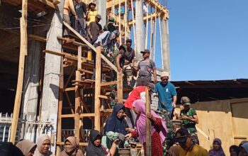 Polsek Pekat Bersama TNI dan Masyarakat Gotong Royong Bangun Masjid At-Taqwa