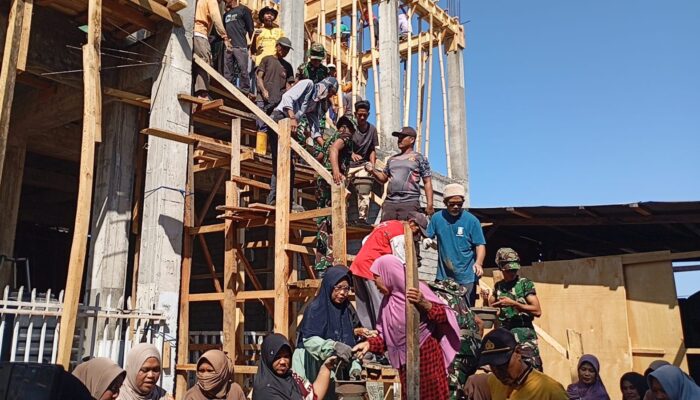 Polsek Pekat Bersama TNI dan Masyarakat Gotong Royong Bangun Masjid At-Taqwa